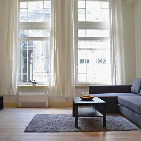 Traditional Modern Centre Apartment *
