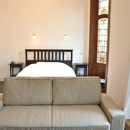 Traditional Modern Centre Apartment *