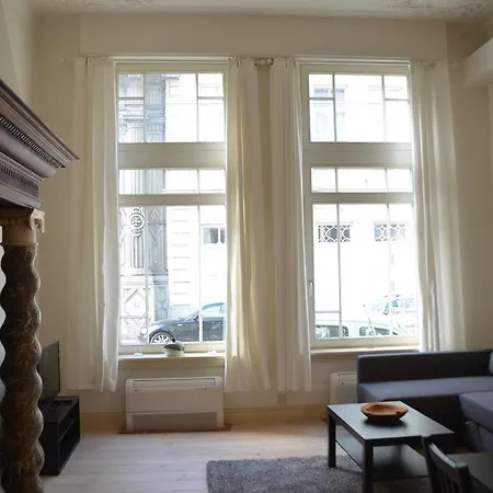 Traditional Modern Centre Apartment *