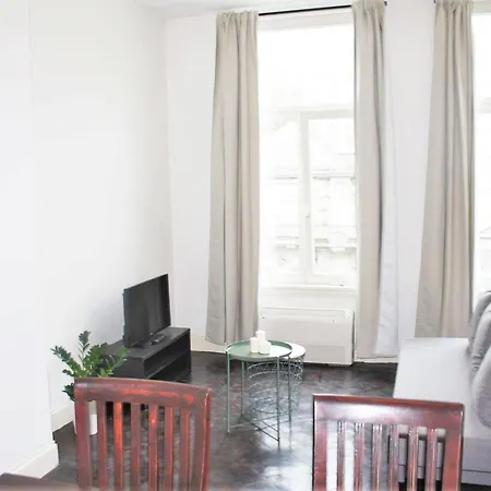 Traditional Modern Centre Apartment *