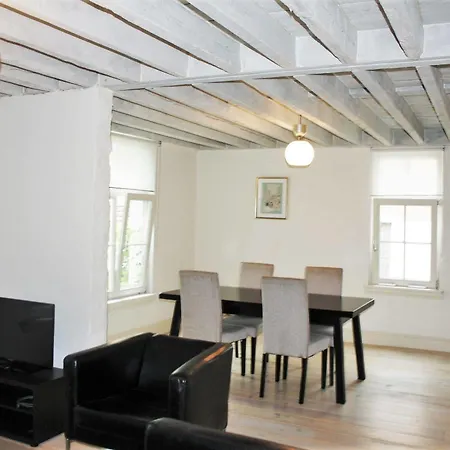 Traditional Modern Centre Apartment *
